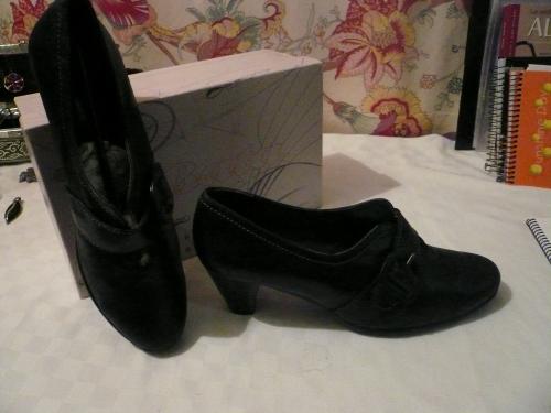 Zapatos negro de piel, de Bata, Nº 40.