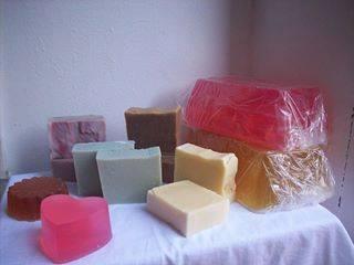 Jabones artesanales y pasta de dientes