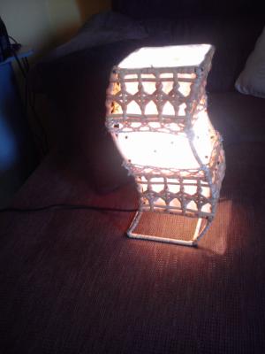 Lámpara de mimbre inclinada