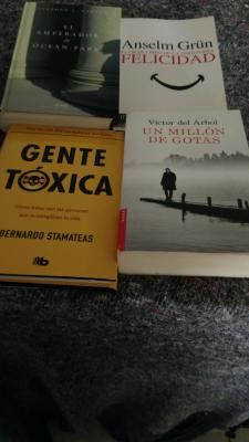 Varios libros. Precio 1 demos cada uno.