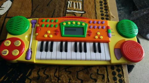 NO DISPONIBLE.Órgano-teclado infantil muy completo.